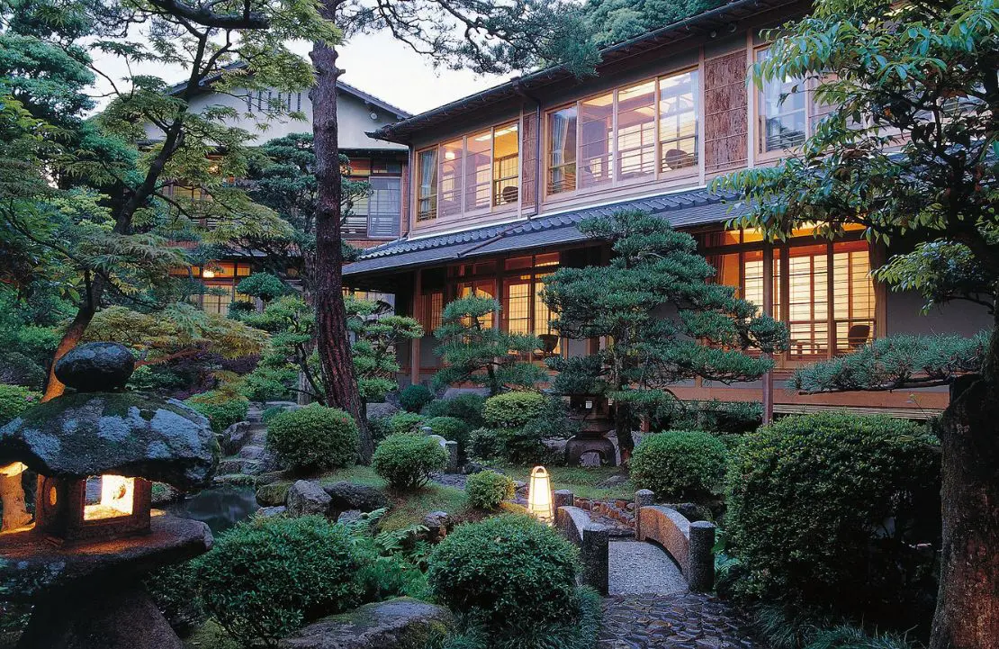 Sejour-au-Nishimuraya-Honkan-vue-sur-le-jardin-traditionnel-japonais-–-Amplitudes-1-1