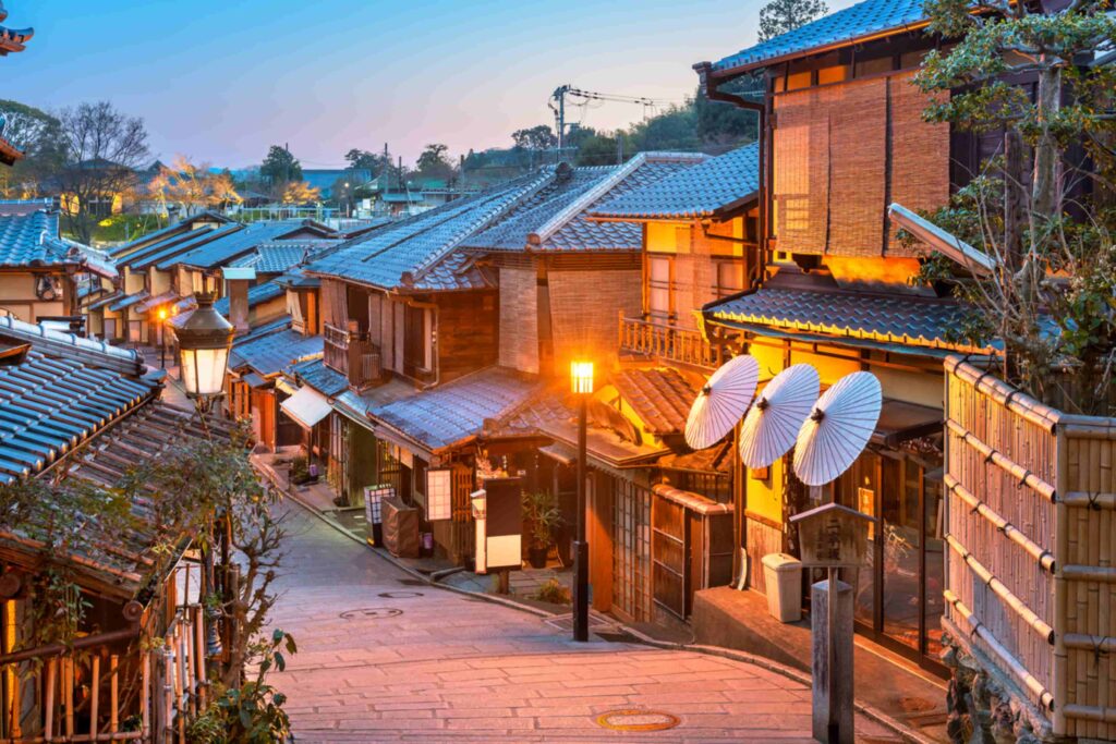 Kyoto-Japan-old-town-streets-in-the-Higashiyama-district@3x-1024x683